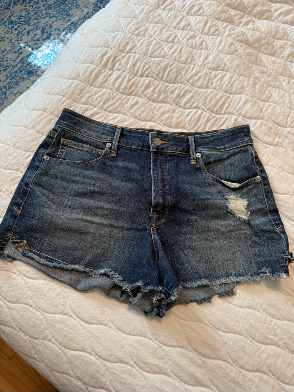 Good American Good Curve Distressed Denim Cut Off Shorts Size 10 30 Blue364